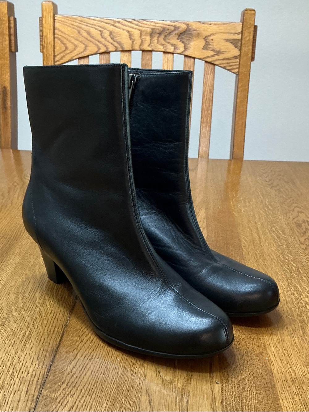 Woman’s Aetrex black leather stacked heel bootie. Size 8.5. Barely worn! Cute!